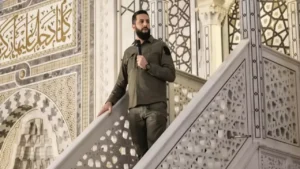 ارتداء الرئيس السوري البدلة العسكرية في المسجد الأموي يعكس أولويات الأمن والرسائل السياسية بعد عام من إعلان النصر